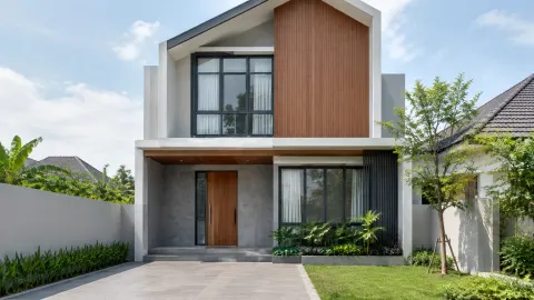 Fasad rumah dua lantai dengan kayu dan batu abu-abu