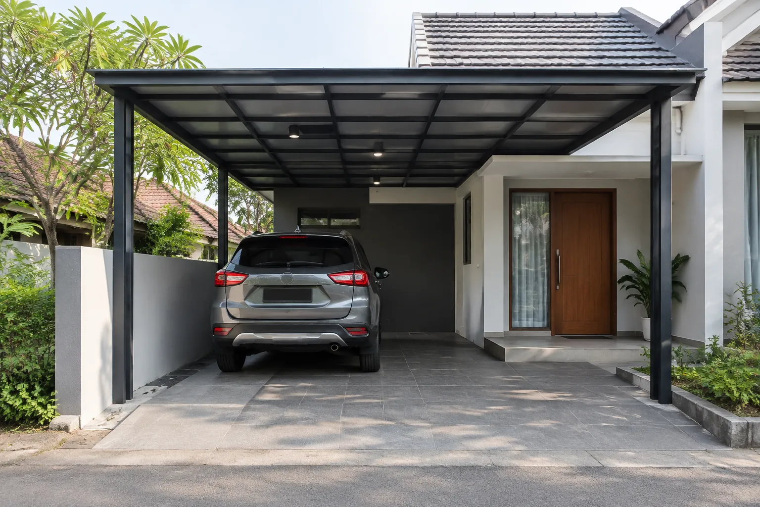 Kanopi carport dengan tiang dan rangka terlihat