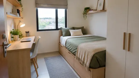 Kamar kecil dengan tempat tidur, meja, dan lemari