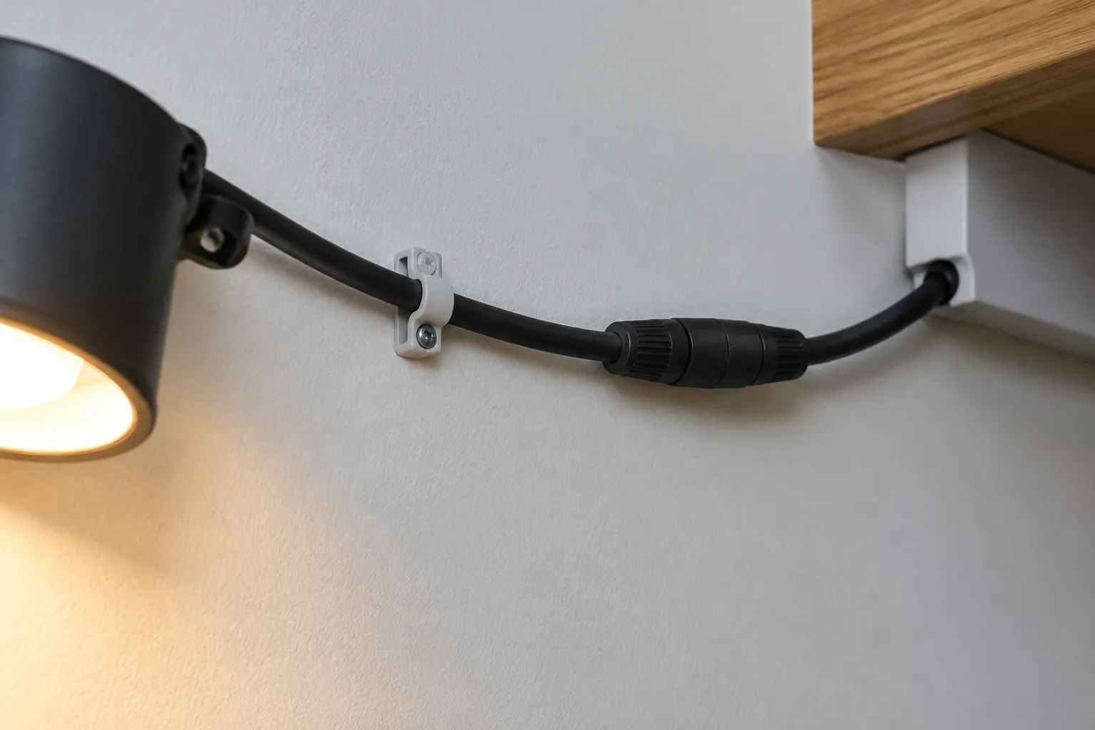 Sambungan kabel pada lampu dinding