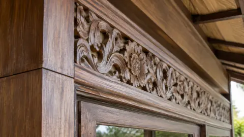 Ukiran trim kayu tradisional pada bagian atas bukaan