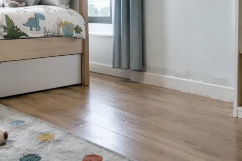 Lantai kamar anak dekat tempat tidur dan jendela