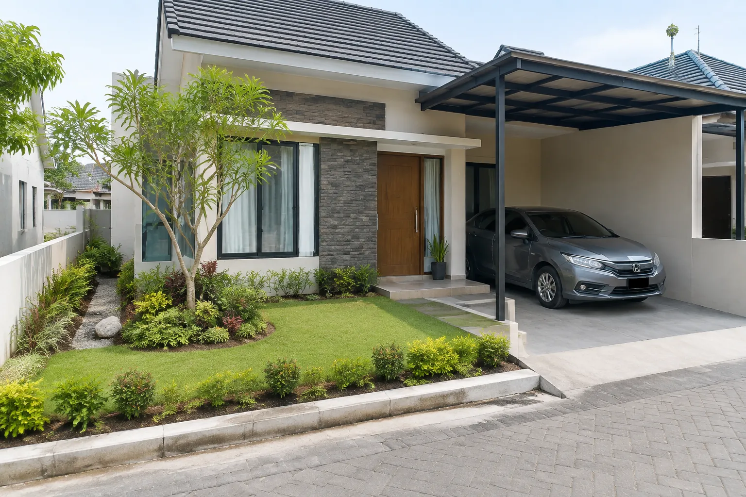 Rumah kecil dengan taman depan dan area parkir yang terbatas