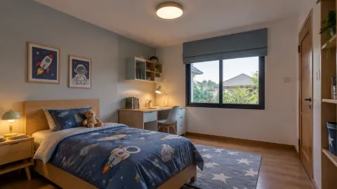 Kamar anak dengan tempat tidur, meja belajar, dan jendela