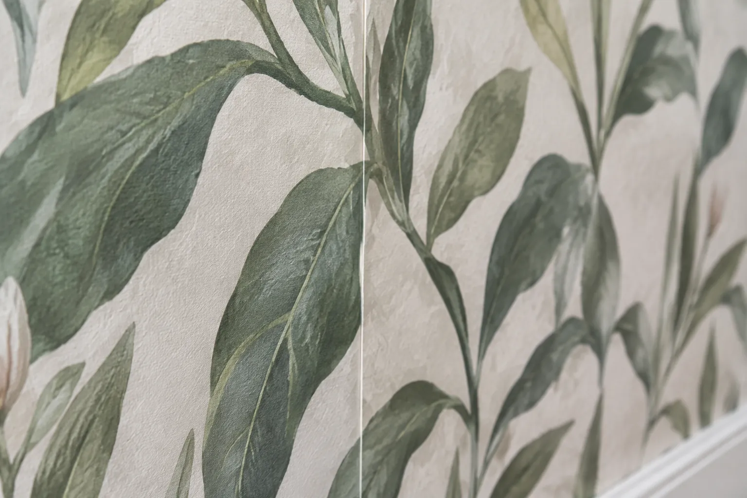 Sambungan vertikal pada wallpaper bermotif daun