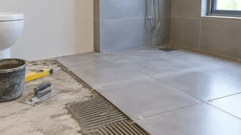 Lantai kamar mandi berubin dengan saluran air memanjang