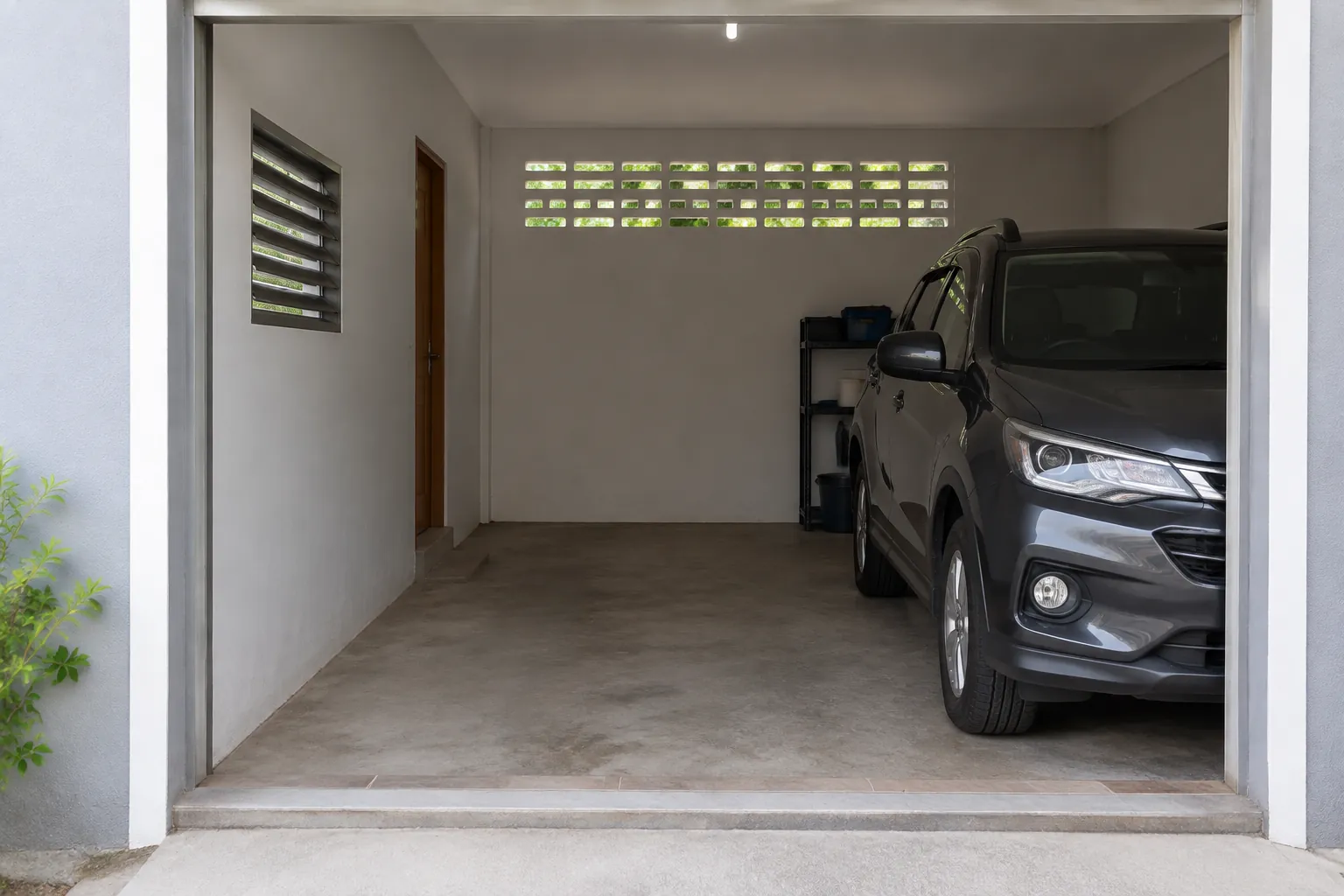 Garasi dengan kisi ventilasi pada dinding samping dan belakang