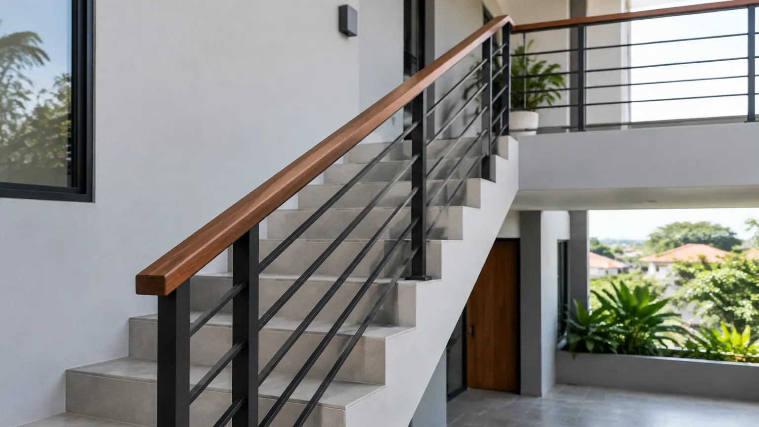 Pagar logam pada sisi tangga rumah
