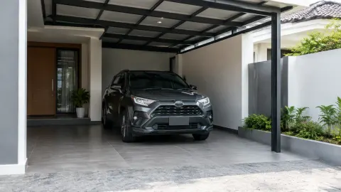 Carport rumah dengan pintu samping dan kanopi berangka logam