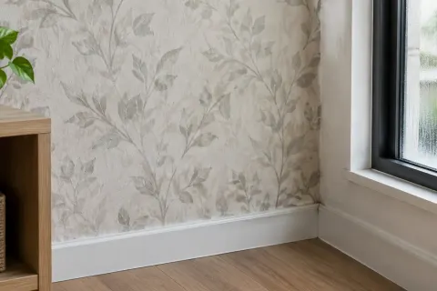 Wallpaper bermotif daun pada dinding ruang dalam