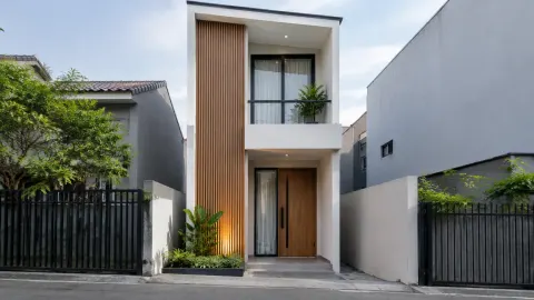 Rumah sempit dengan unsur vertikal pada fasad