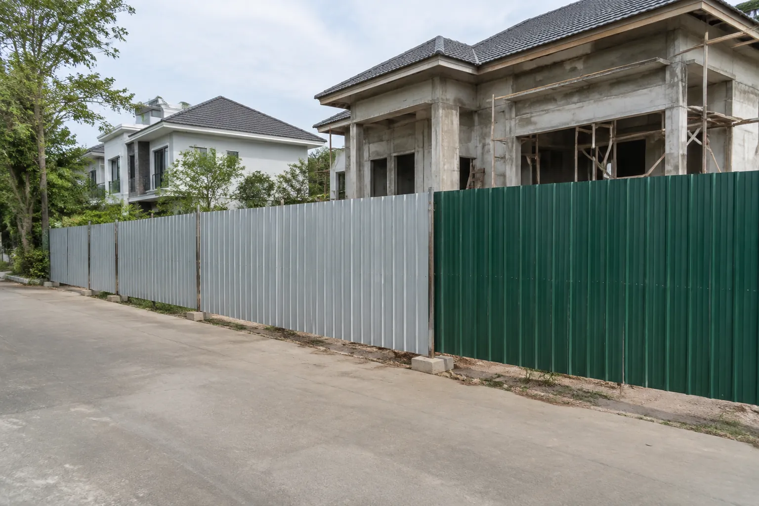Pagar sementara menutup sisi rumah yang masih dibangun