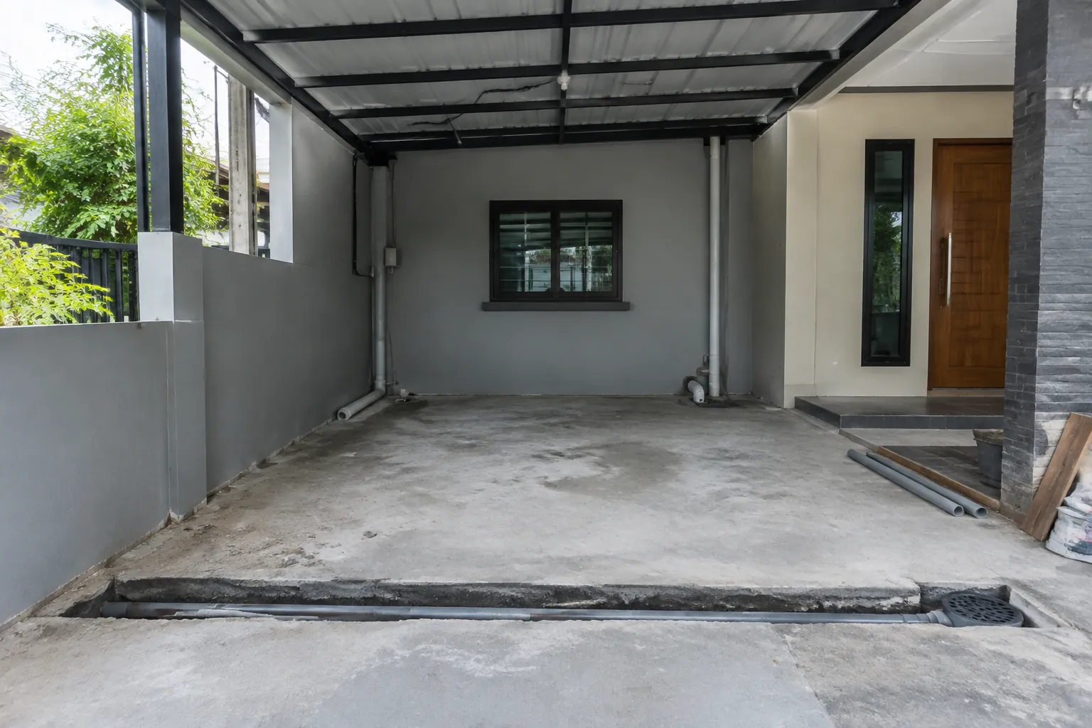 Lantai dan jalur tepi carport masih terbuka sebelum finishing dipasang