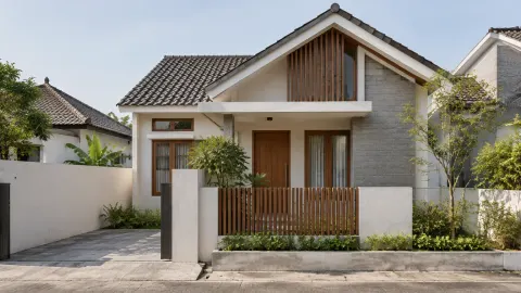 Rumah kecil dengan atap miring dan fasad sederhana