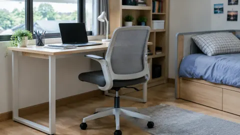 Kursi kerja dan meja di kamar remaja