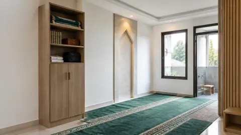 Rak tanam tinggi pada dinding mushola