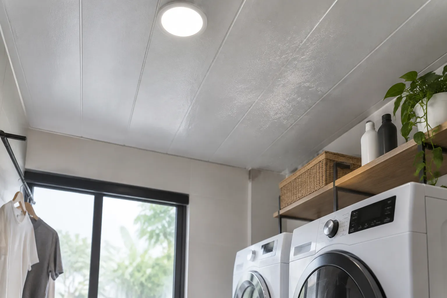 Detail sambungan plafon laundry dekat mesin cuci