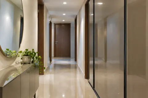 Lorong dengan permukaan reflektif.
