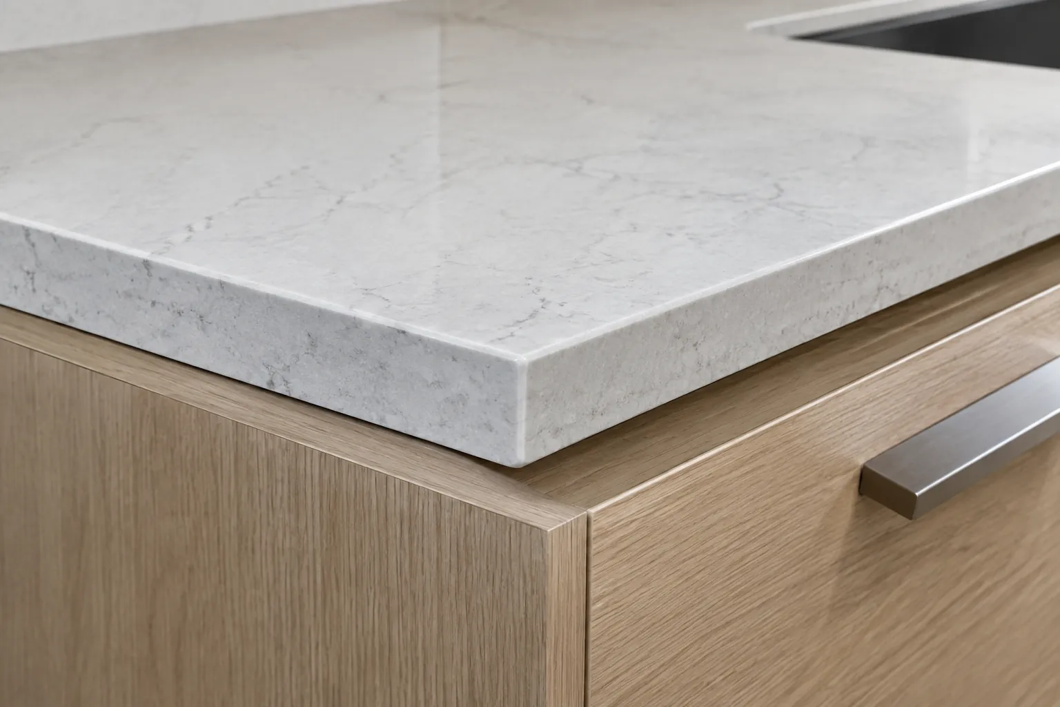 Tebal tepi countertop kuarsa di atas kabinet kayu