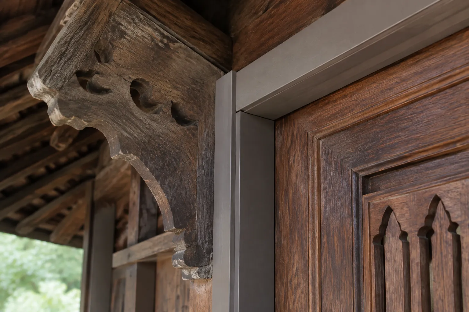 Detail ukiran kayu dan kusen pada rumah tradisional