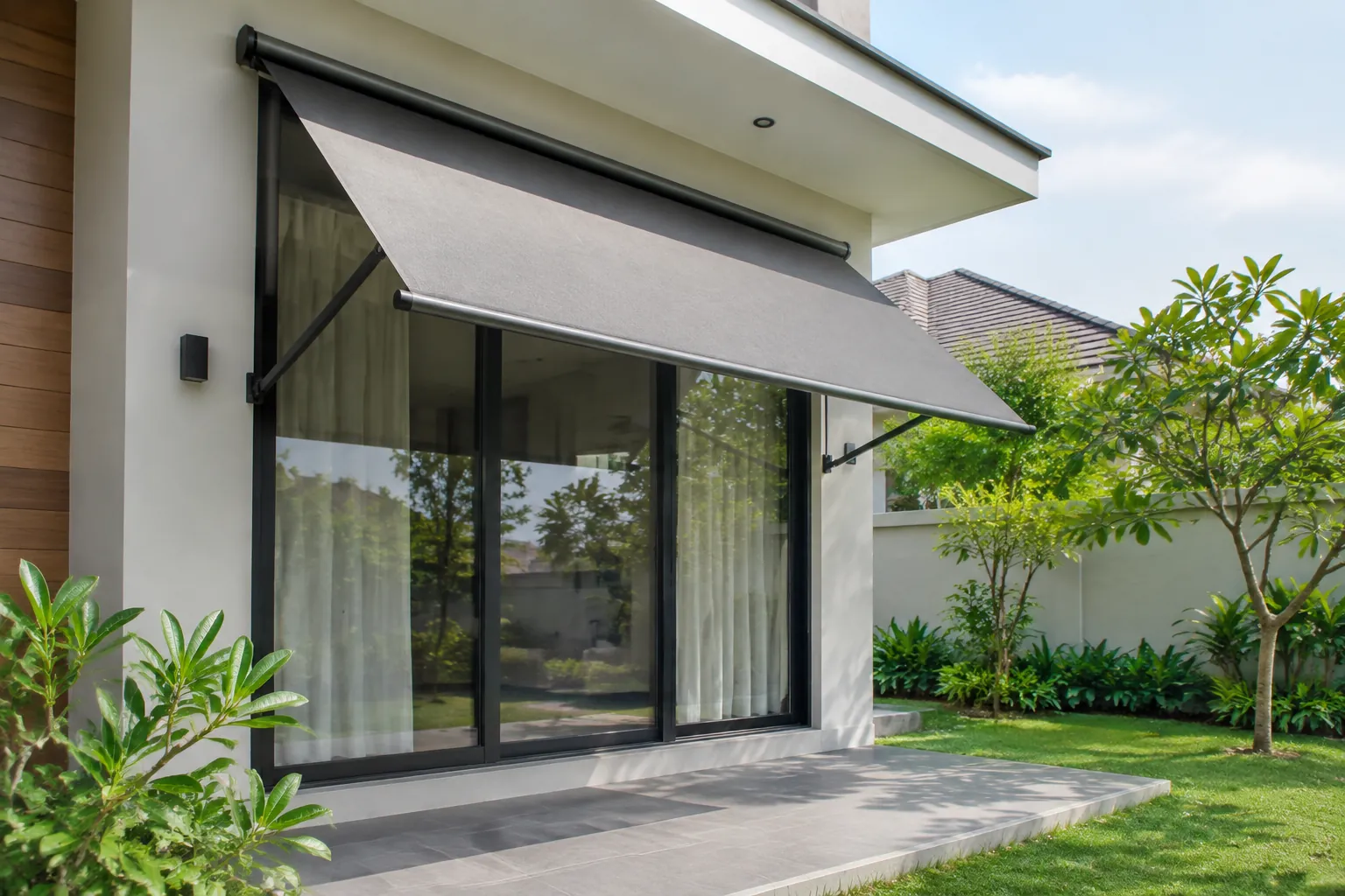 Keselamatan pemasangan, umur pakai, dan pemeliharaan awning.