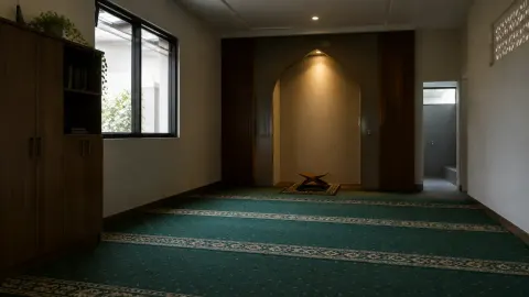 Musala redup dengan jendela kecil dan lampu di area depan