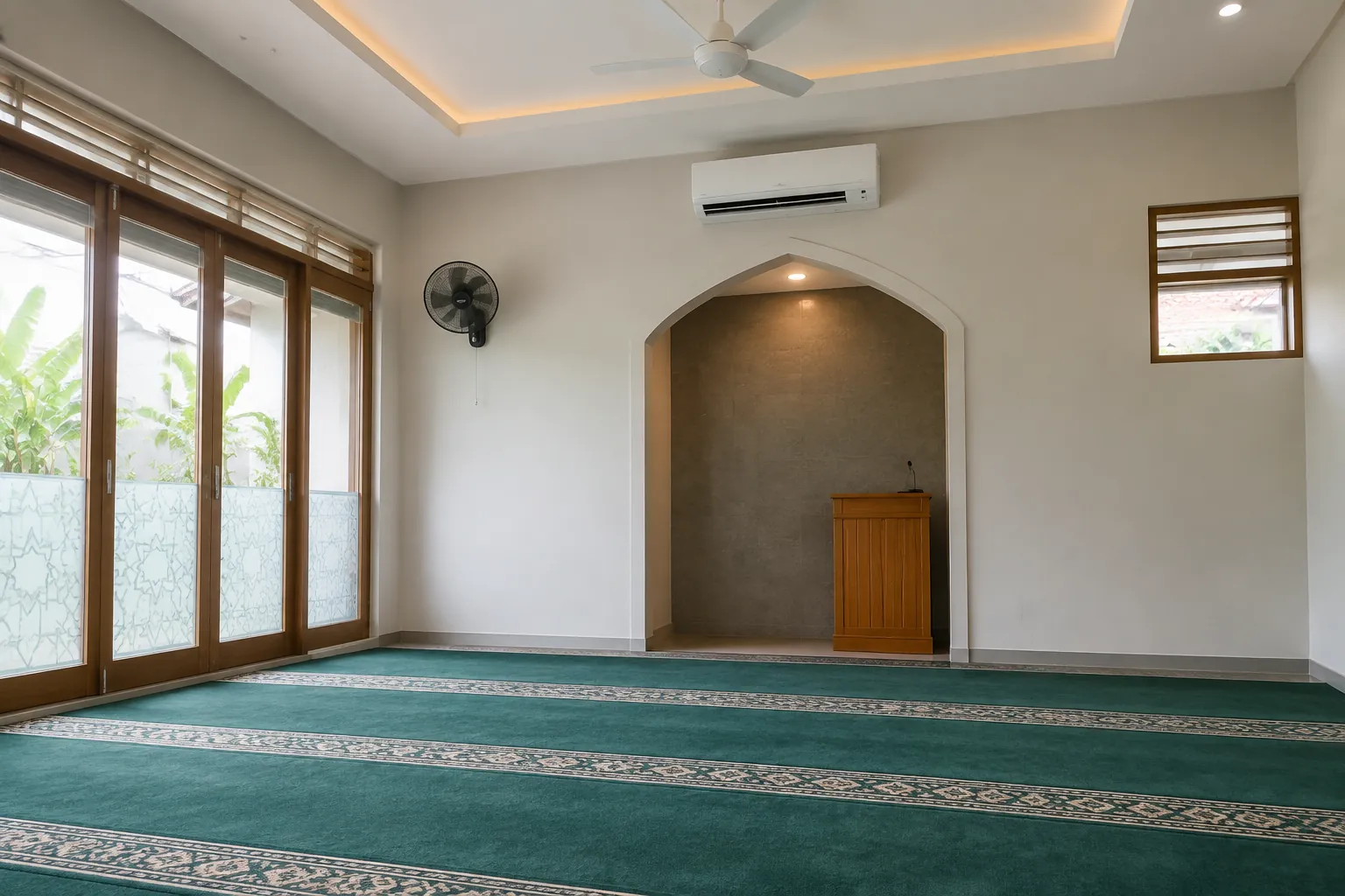 Pendingin udara dan kipas dipasang di sisi ruang salat berjendela