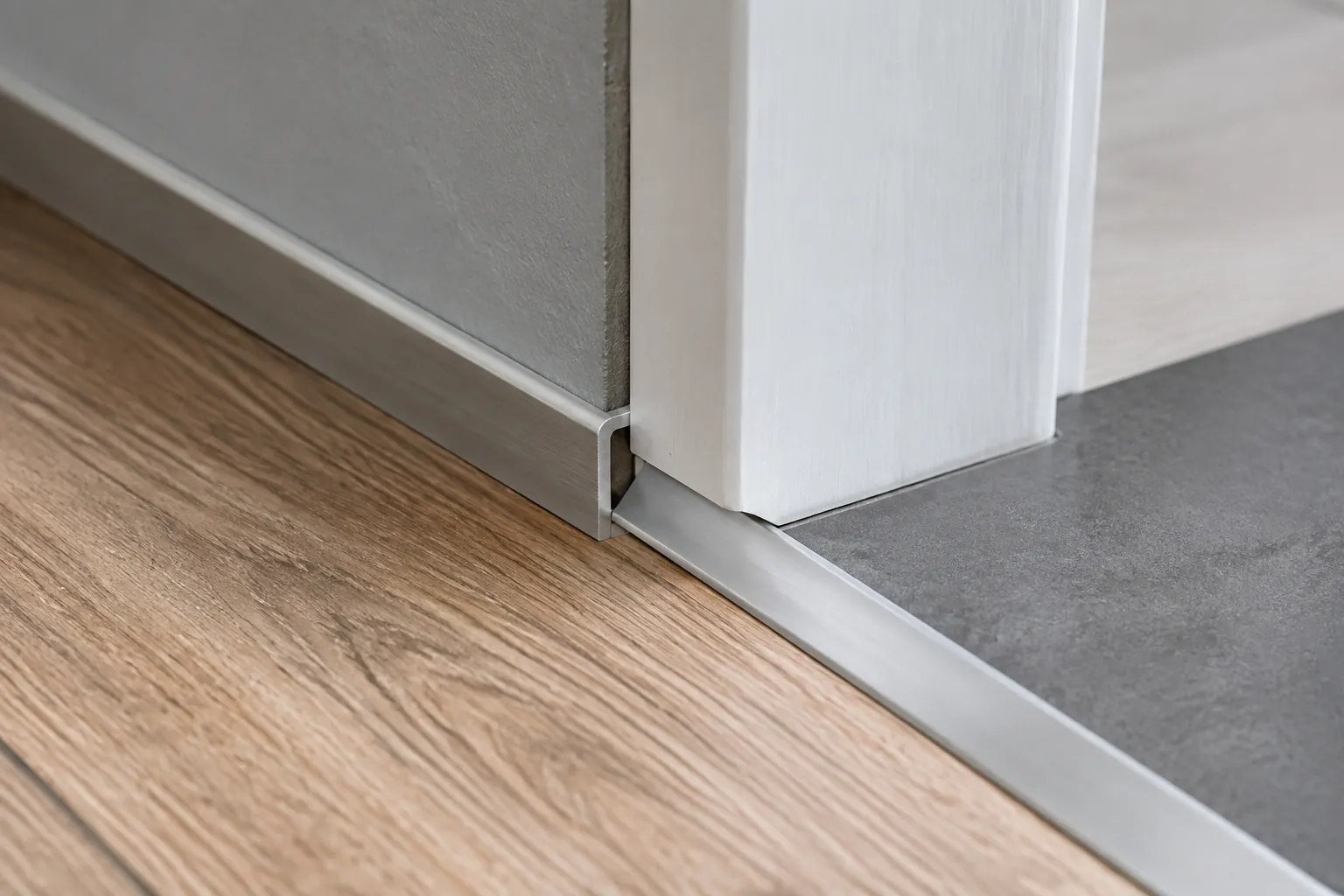 Trim pada dasar kusen pintu bertemu lantai kayu