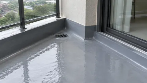 Lapisan abu-abu kedap air pada lantai balkon