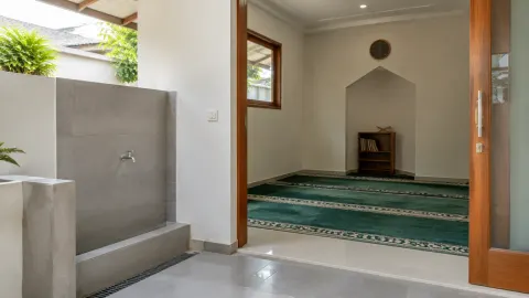 Ruang mushola lama dengan dinding yang perlu diperbaiki
