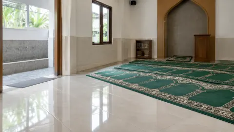 Lantai terang di batas ruang musala dan area wudu