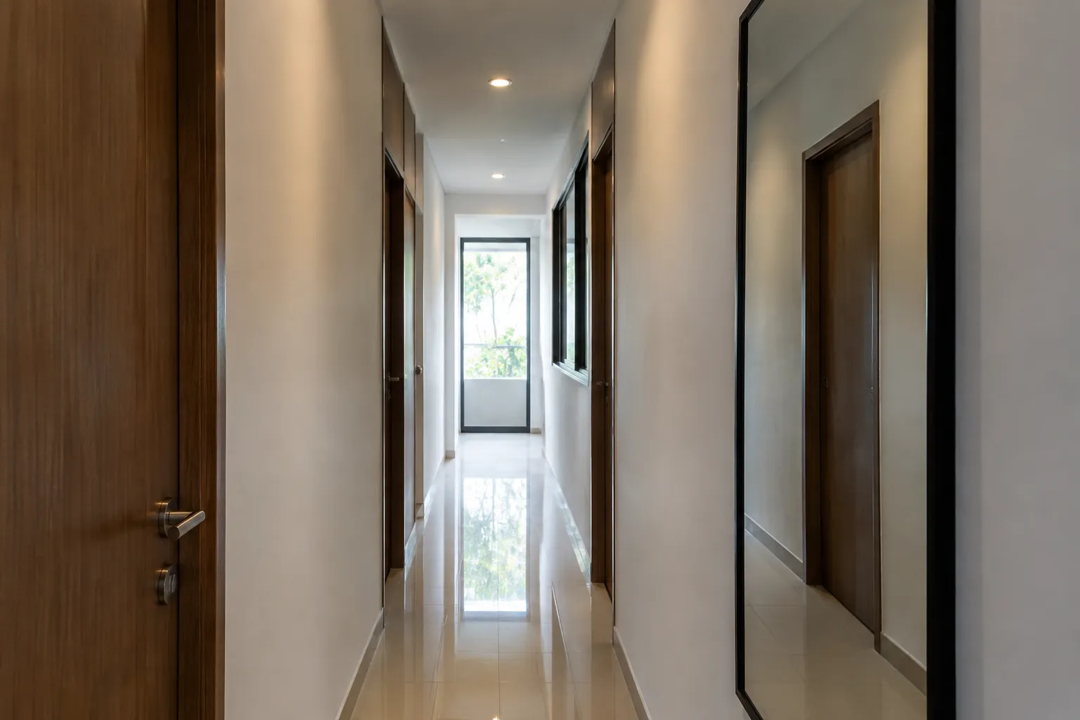 Lorong panjang dengan beberapa pintu dan jendela di ujungnya