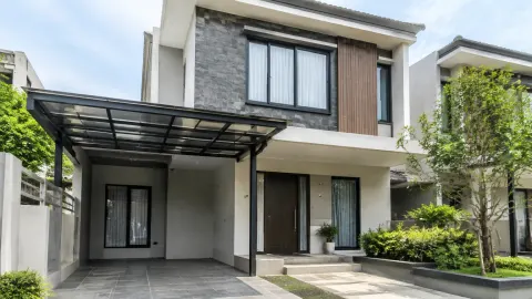 Rumah dua lantai dengan sebagian bidang fasad diperbarui