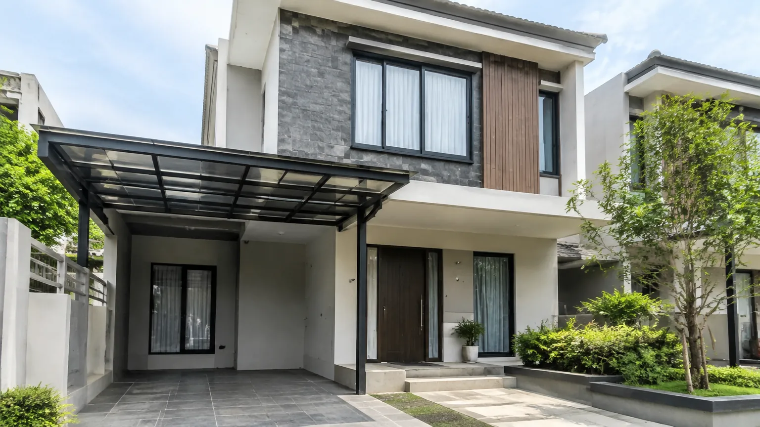 Rumah dua lantai dengan sebagian bidang fasad diperbarui