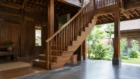 Tangga kayu pada rumah tradisional beratap tinggi