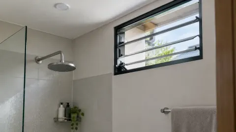 Jendela kisi pada dinding kamar mandi