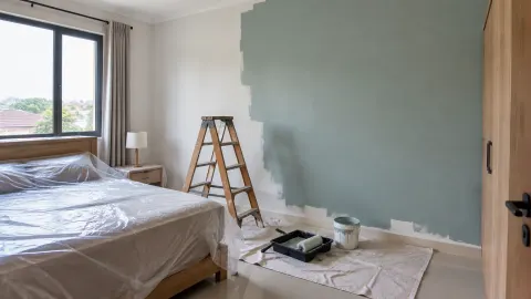 Kamar tidur dengan bidang dinding dicat warna baru dan tangga kerja