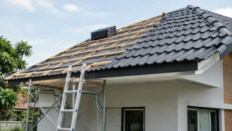 Atap rumah dalam perbaikan dengan tangga dan rangka terbuka