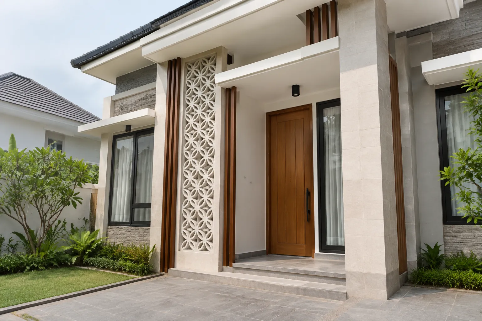 Rumah dengan ornamen pada dinding dekat pintu