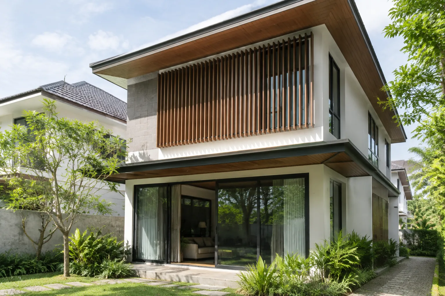 Kisi kayu menaungi bukaan lantai atas rumah