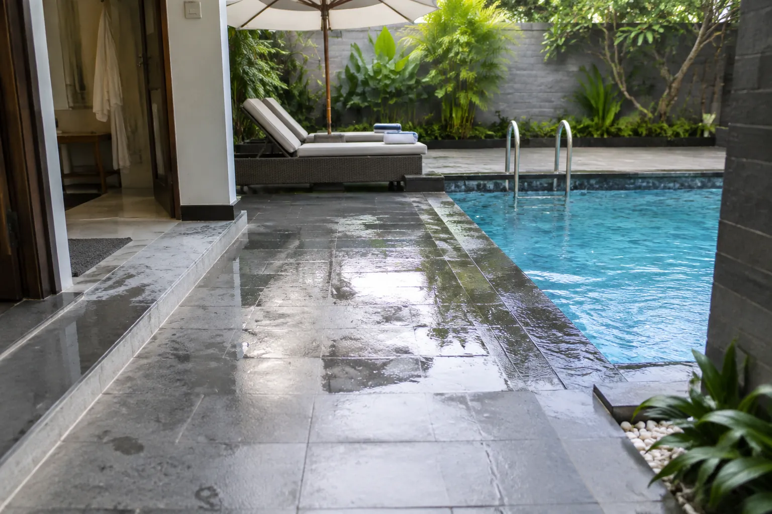 Permukaan deck kolam basah berada pada jalur dari pintu rumah