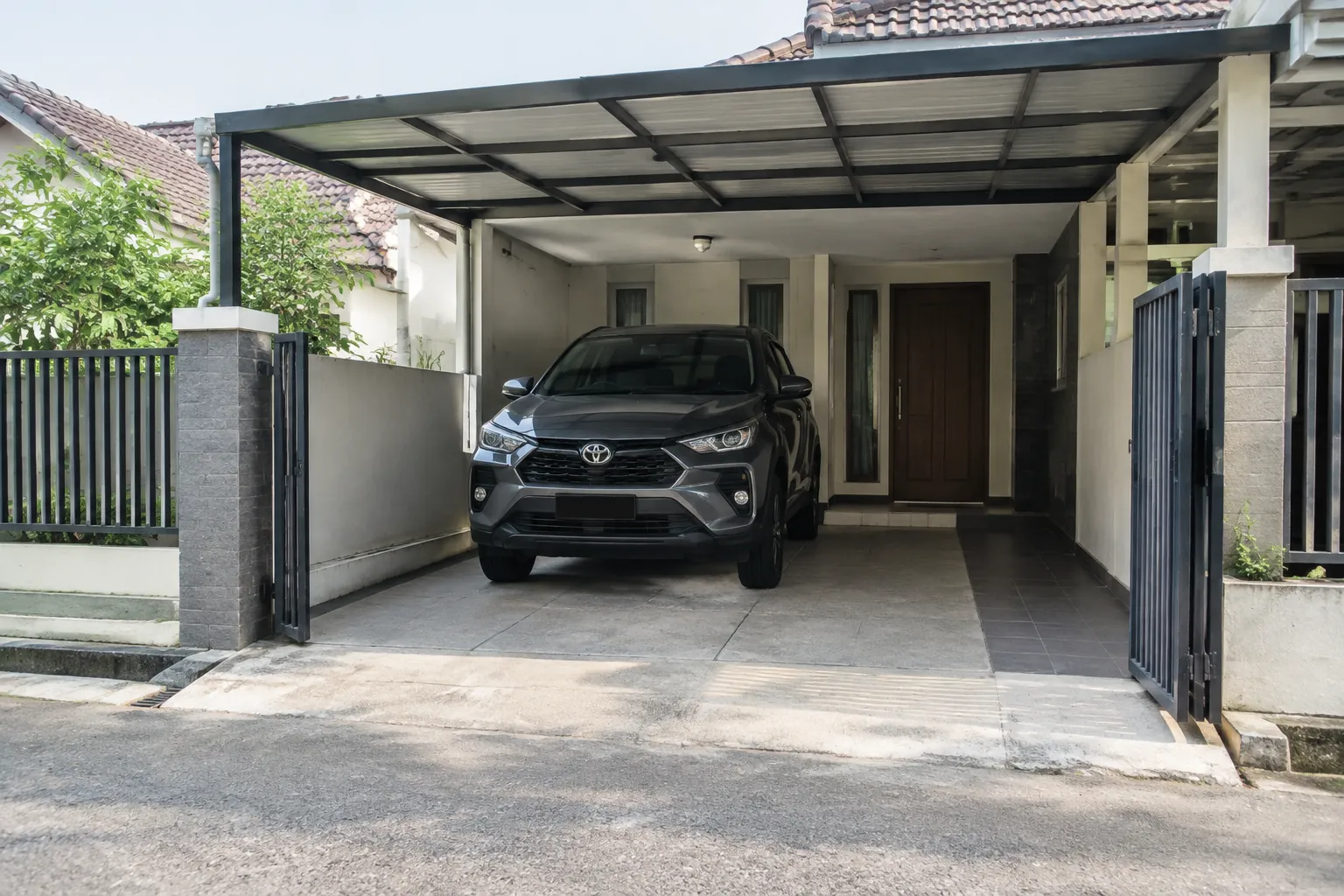 Mobil berada di carport yang akan direnovasi