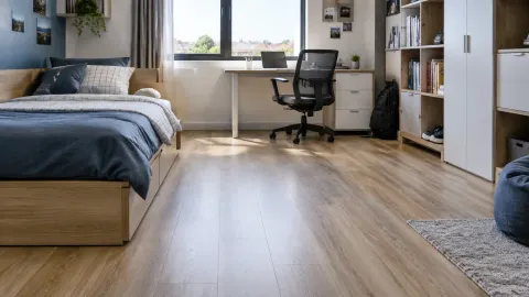 Kamar remaja dengan lantai motif kayu dan meja belajar