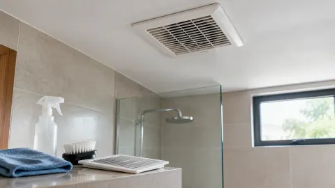 Kisi ventilasi pada plafon kamar mandi