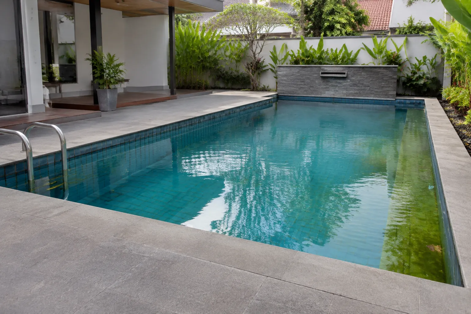 Air kolam rumah tampak keruh dan kehijauan