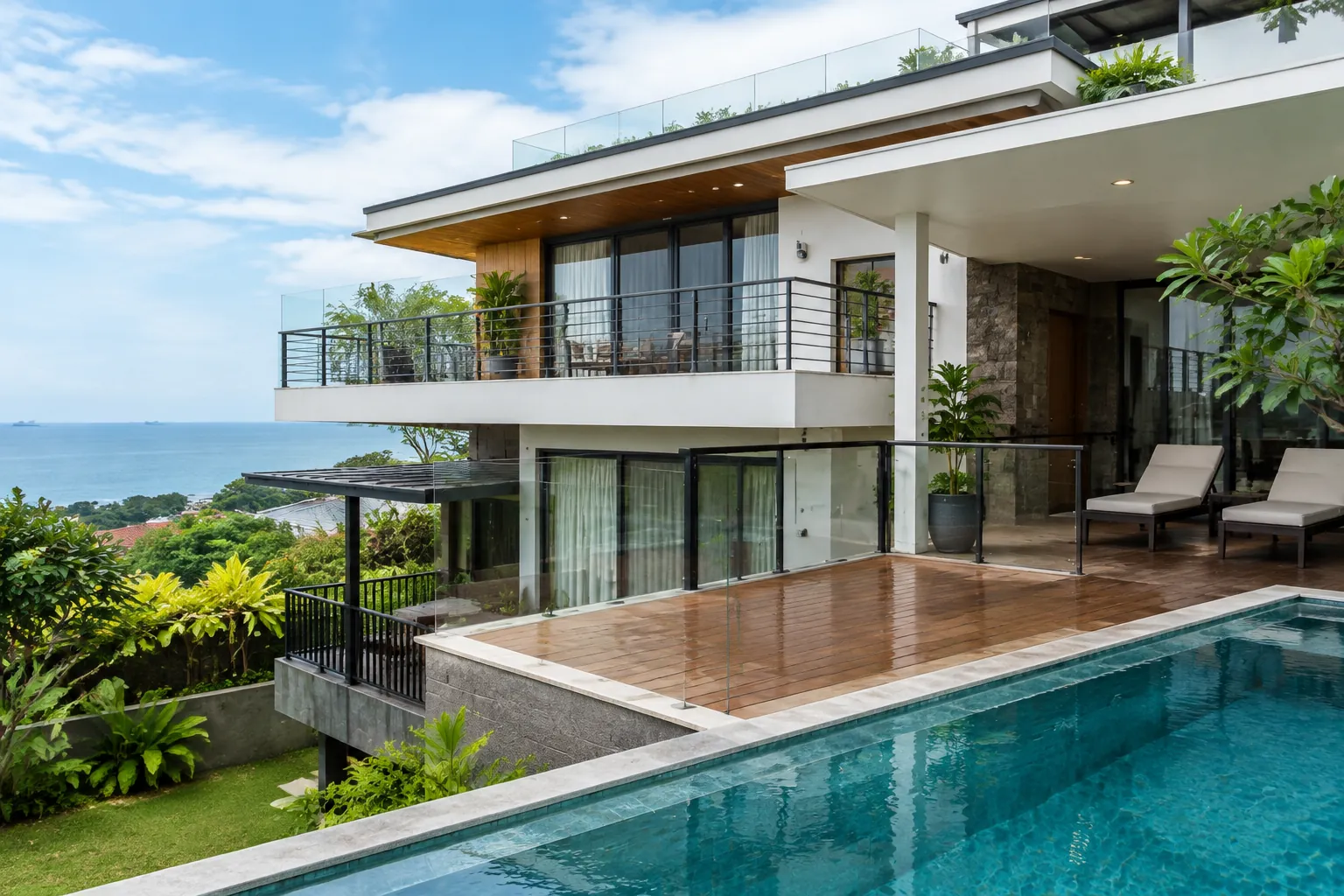 Balkon dan pagar rumah berada di dekat kolam renang