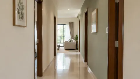 Lorong rumah terang dengan dinding warna krem muda