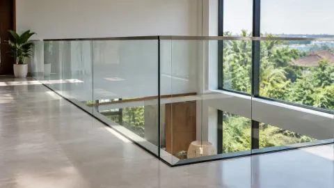 Railing kaca mengelilingi tepi lantai atas