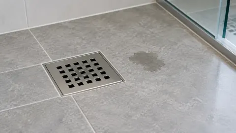 Genangan kecil pada lantai dekat drain kamar mandi