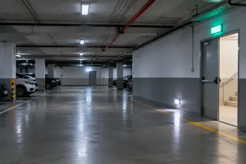 Lampu serta tanda keluar pada garasi parkir.